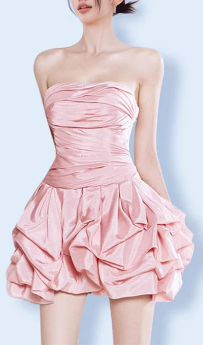 Vestido de fiesta mini sin tirantes, de corte A y varias capas con hombros descubiertos